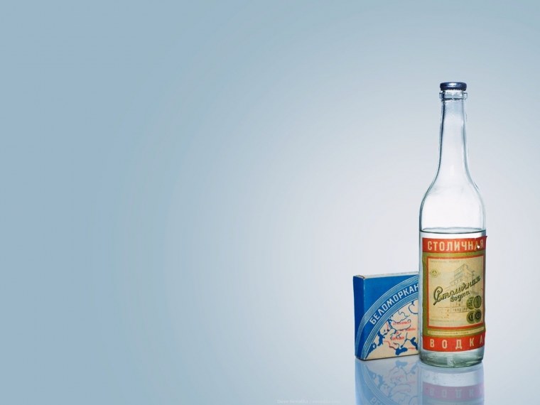 Бутылка водки на темном фоне