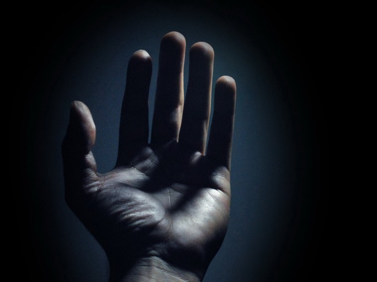 Руки на черном фоне арт