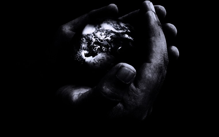 Неоновые руки на черном фоне