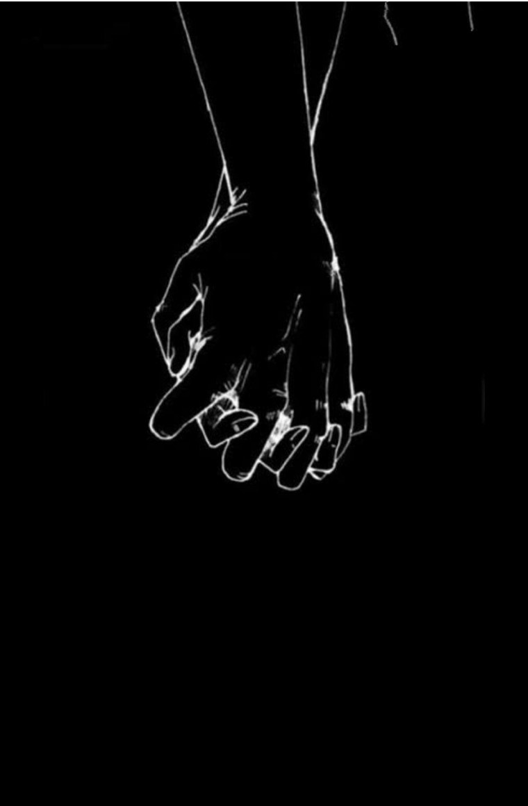 Рука с сигаретой на черном фоне