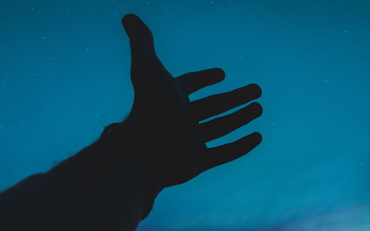 Руки на темном фоне