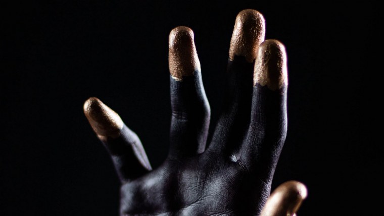 Рука с сигаретой в темноте