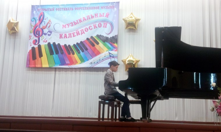 Разноцветные клавиши пианино