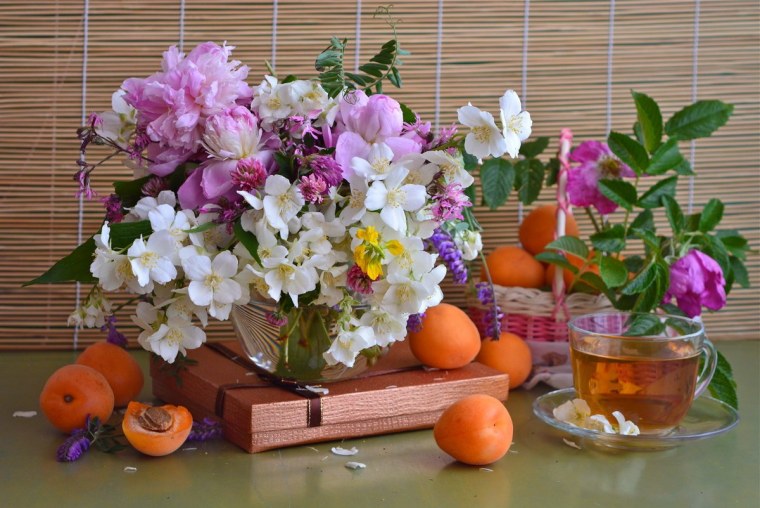 Натюрморт с цветами и фруктами