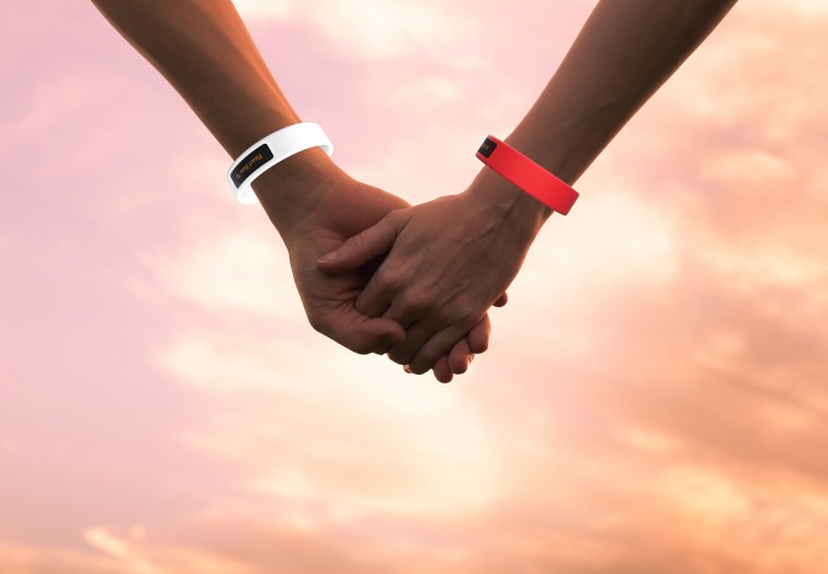 Руки тянутся друг к другу
