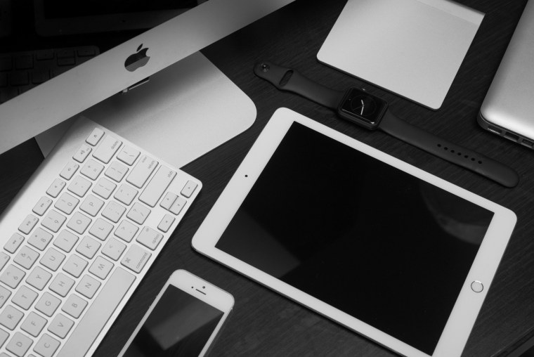 Компьютер на черном фоне