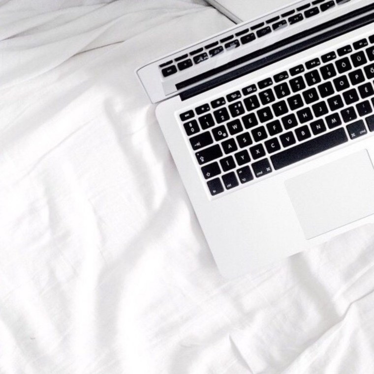 Рабочий стол с ноутбуком