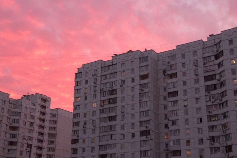 Многоэтажный дом ночью