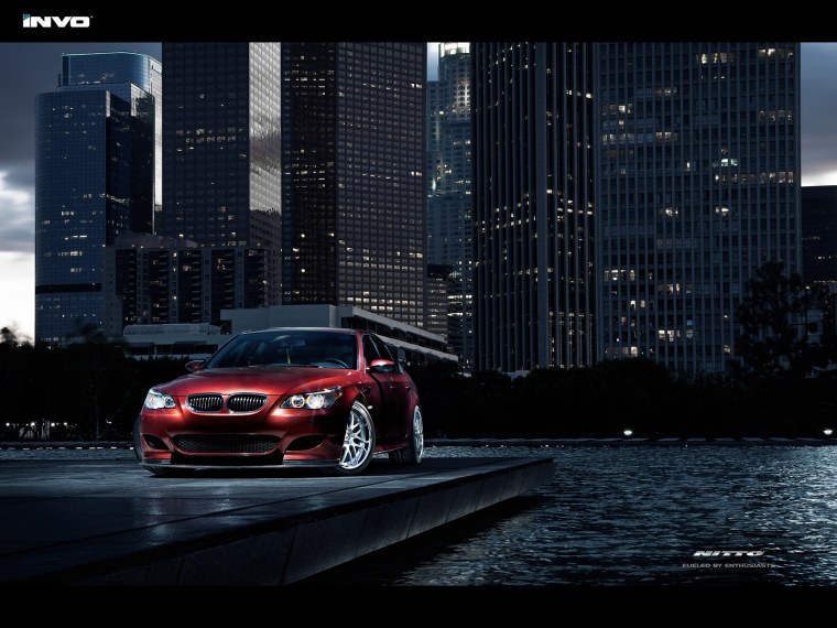 Черно белый город машина