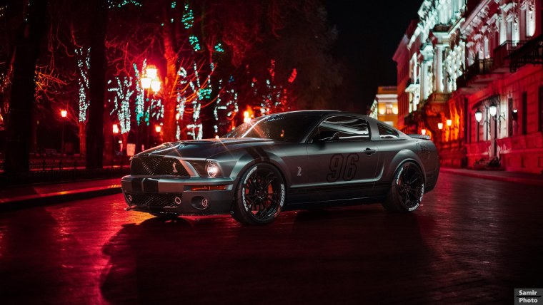 Машина в ночном городе