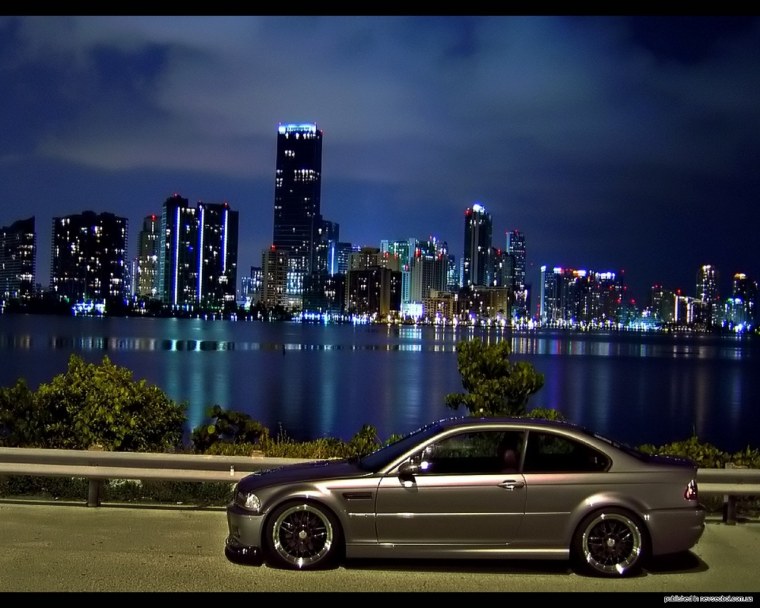 Машина на темной улице