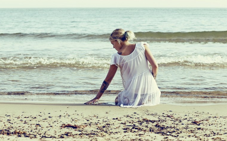 Женщина в шляпе на море