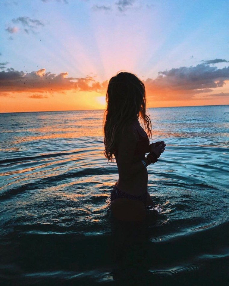 Женский силуэт на природе