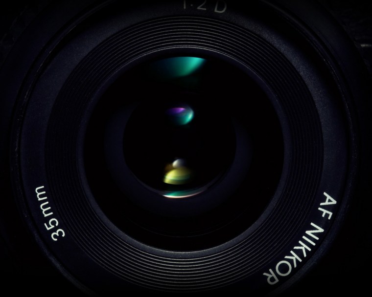 Видеокамера на черном фоне