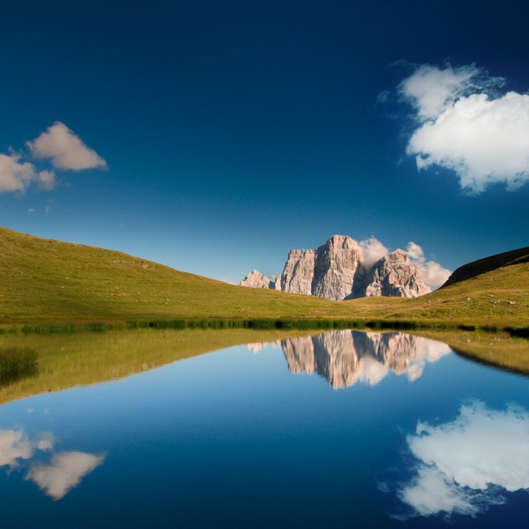 Планшет на белом столе