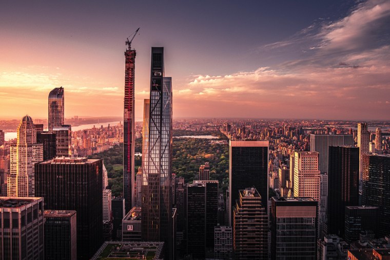 Токио дома вид на небоскребы бедность