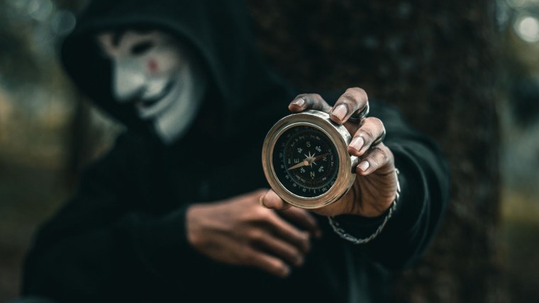 Обои человек в маске