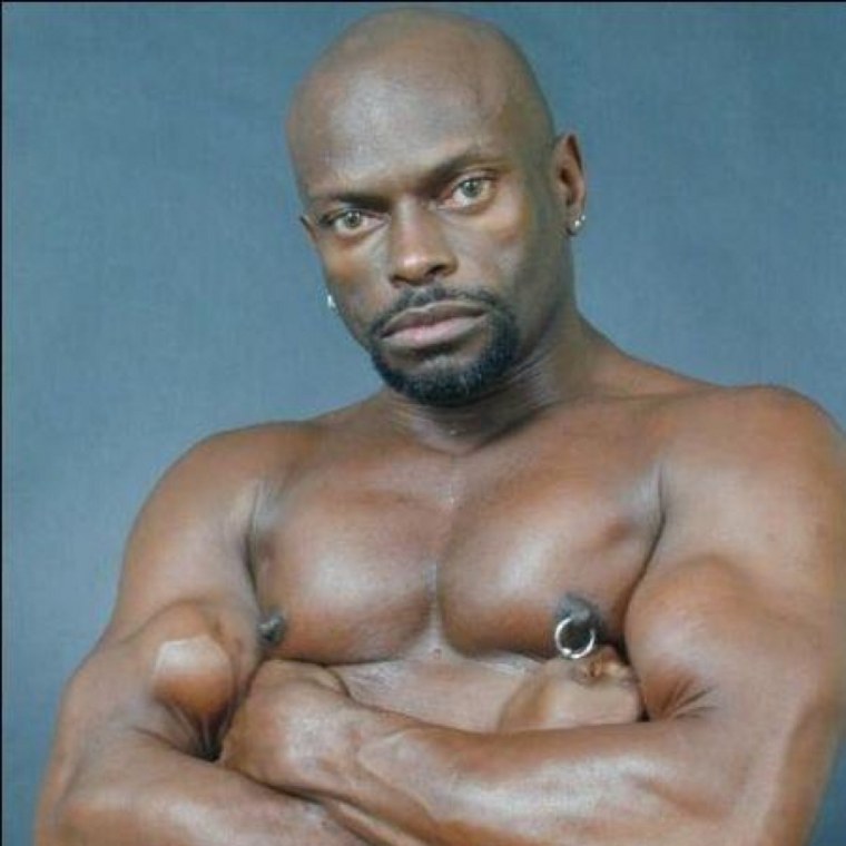 Чернокожий мужчина в кровати