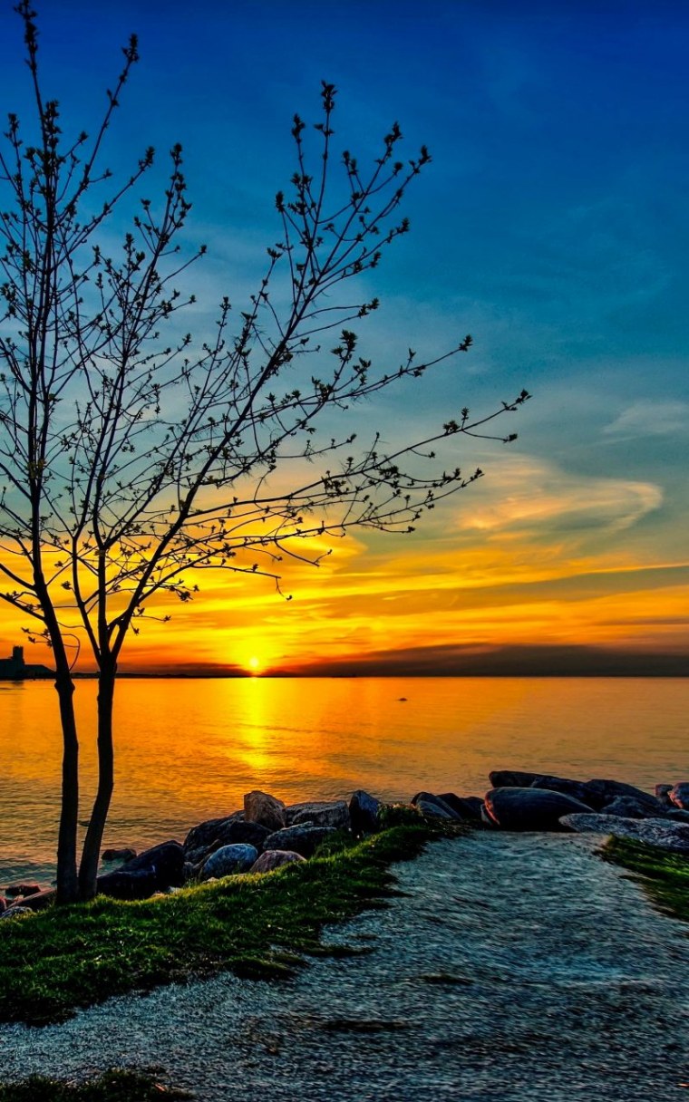 Серо голубое море