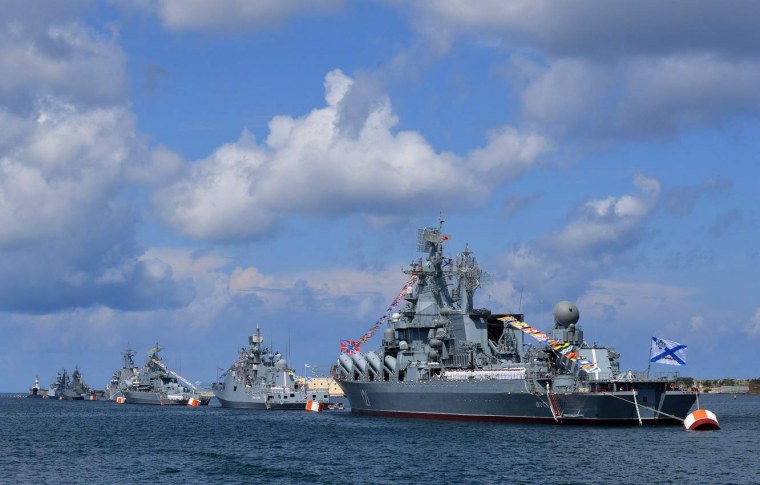 Военный корабль в море