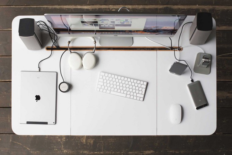 Планшет на столе