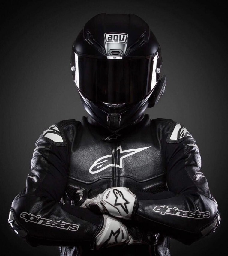 Мотоцикл едет