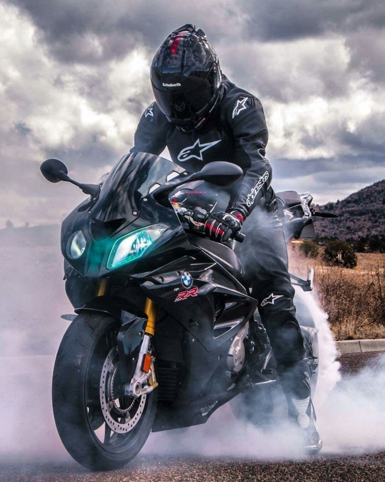 Человек в мотошлеме