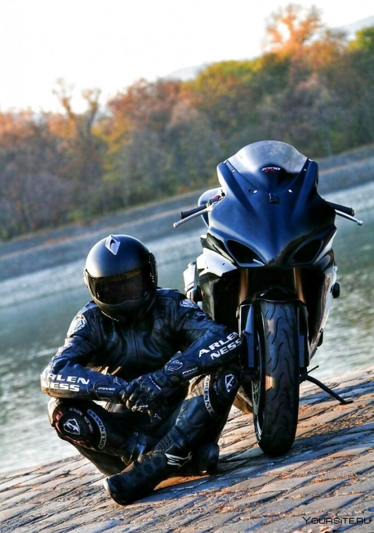 Мотоциклист в очках