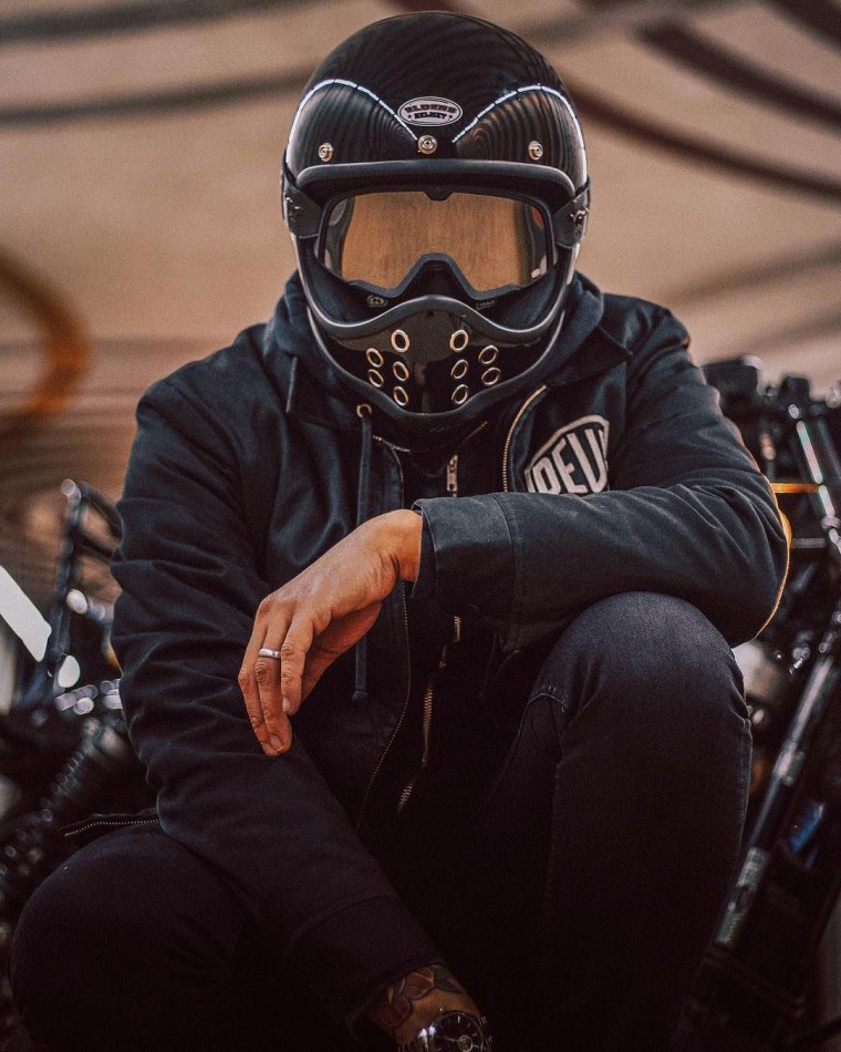 Байкер в шлеме