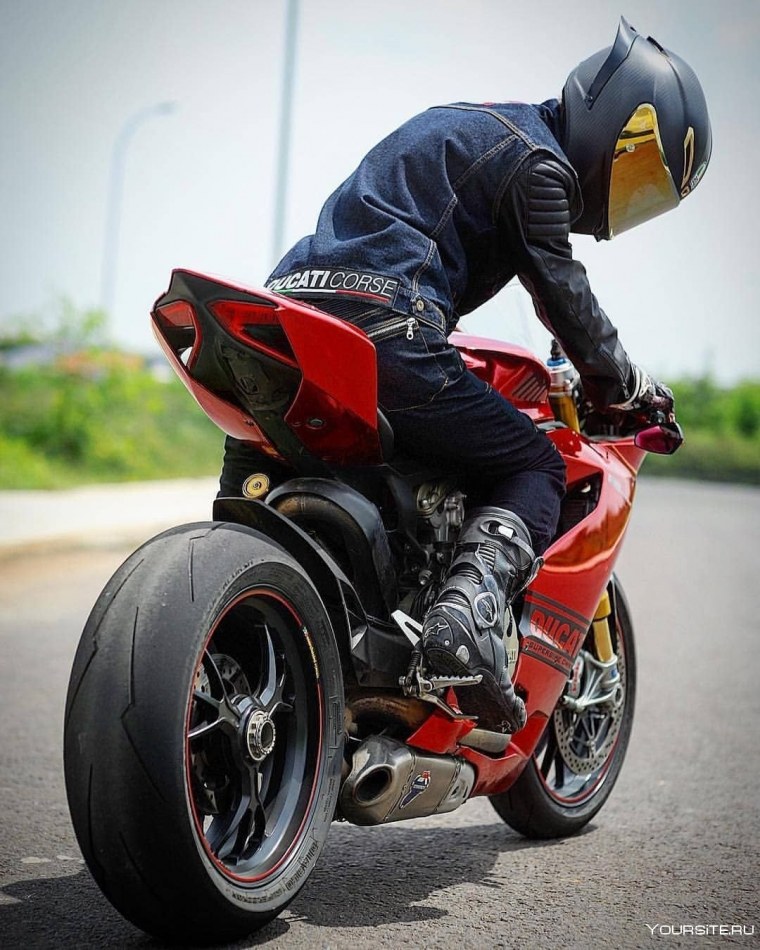 Парень в шлеме