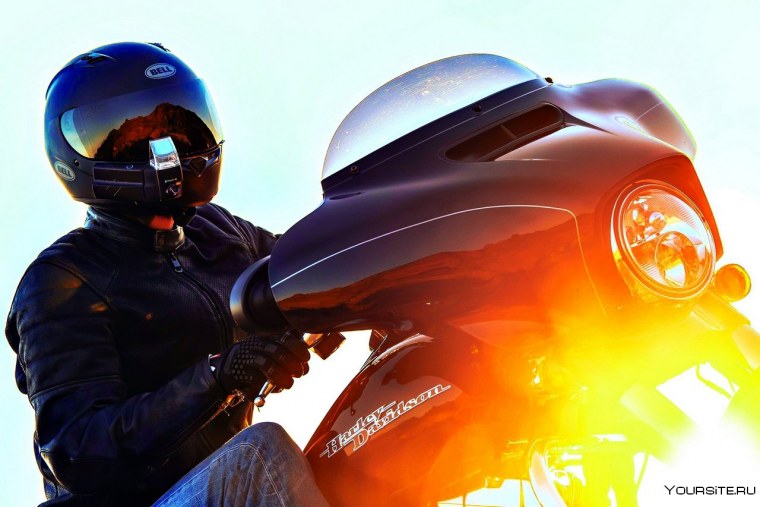 Байкер на мотоцикле