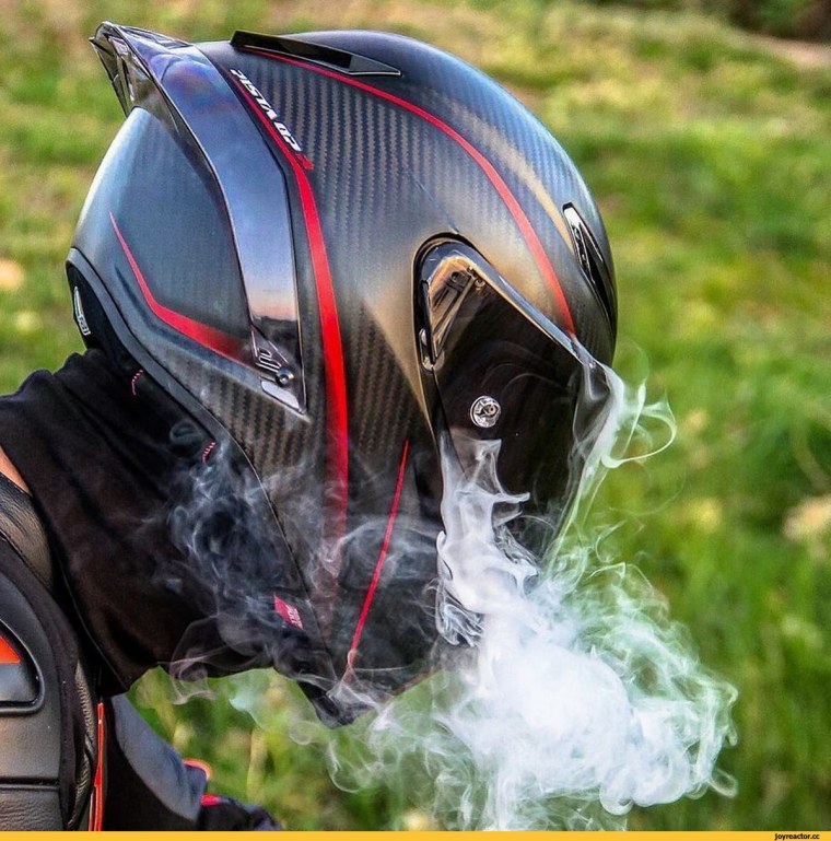 Мотоциклист в шлеме