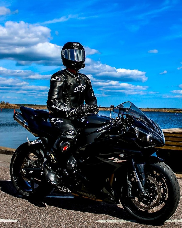 Мотоциклист в шлеме