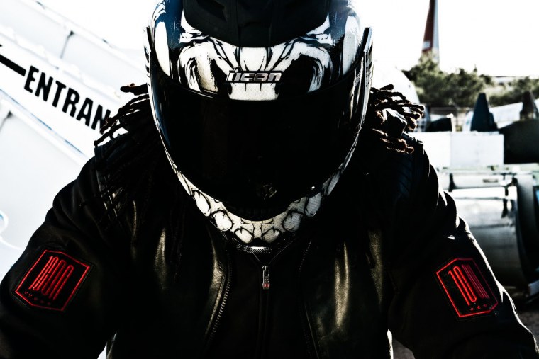 Байкер в шлеме