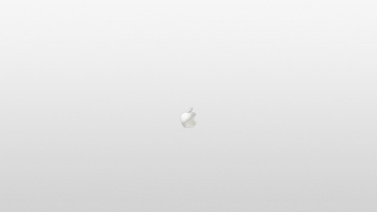 Компьютер на белом фоне