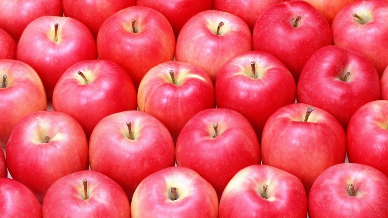 Зеленое яблоко в воде