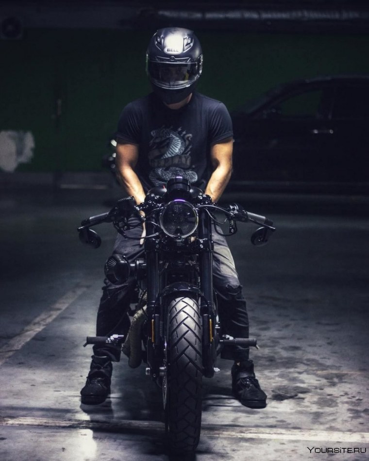Крутой мотоциклист