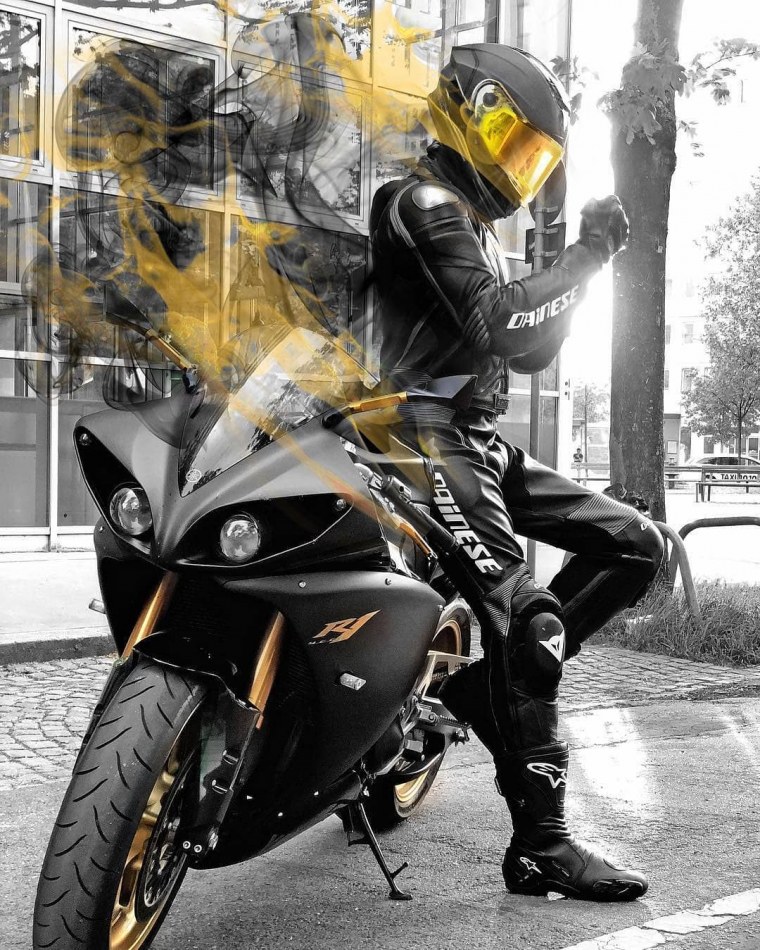 Человек в мотошлеме