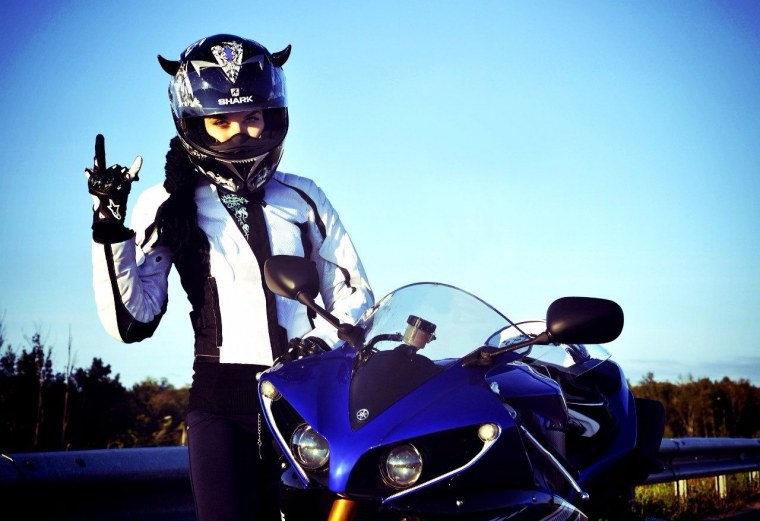 Байкер на мотоцикле