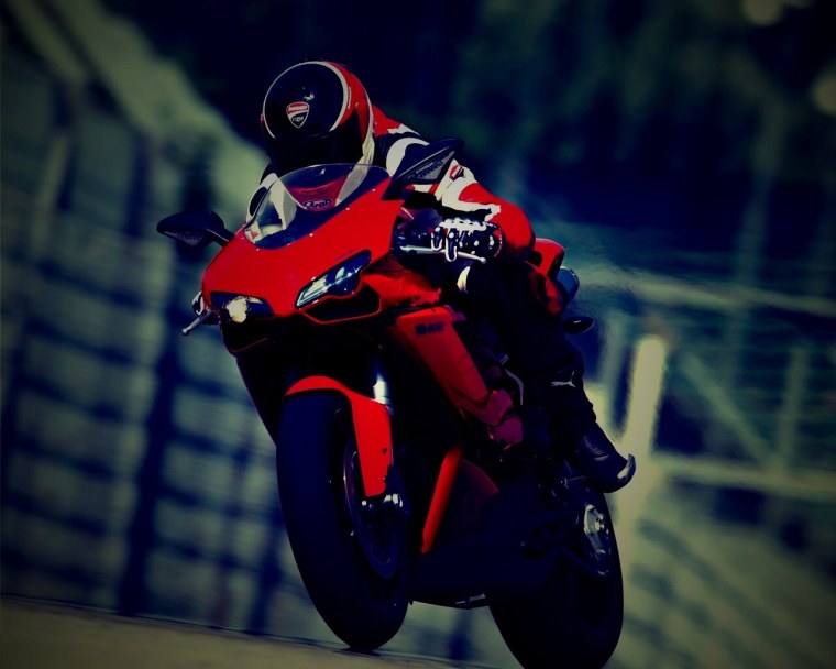 Крутой мотоциклист