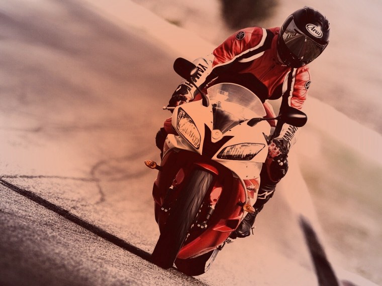 Мотоциклист на золотом мотоцикле