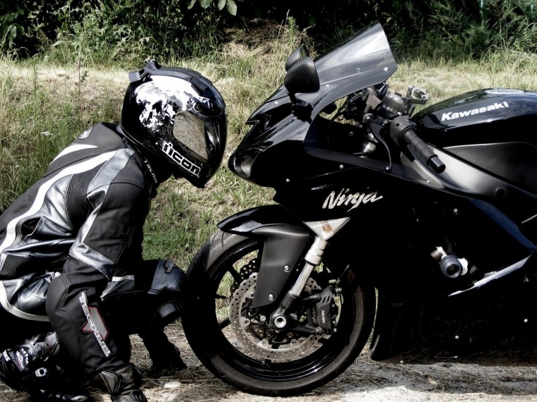 Мотоциклист в черном костюме