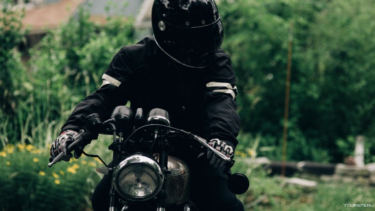 Мотоциклист в шлеме крутой