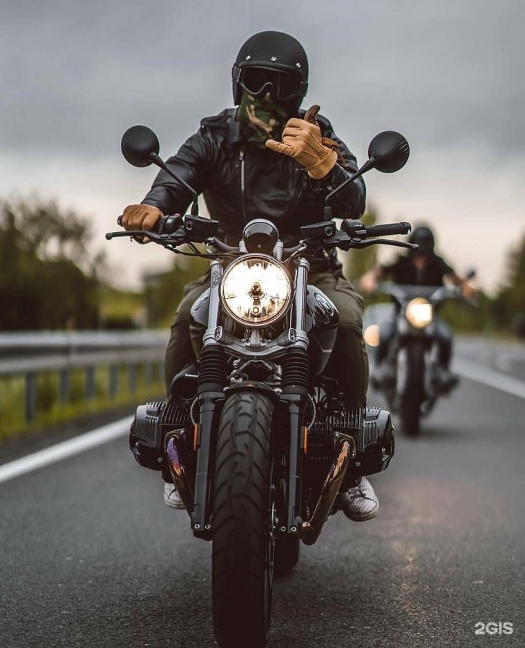 Байкер в шлеме