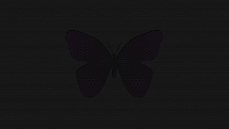 Голубая бабочка на руке