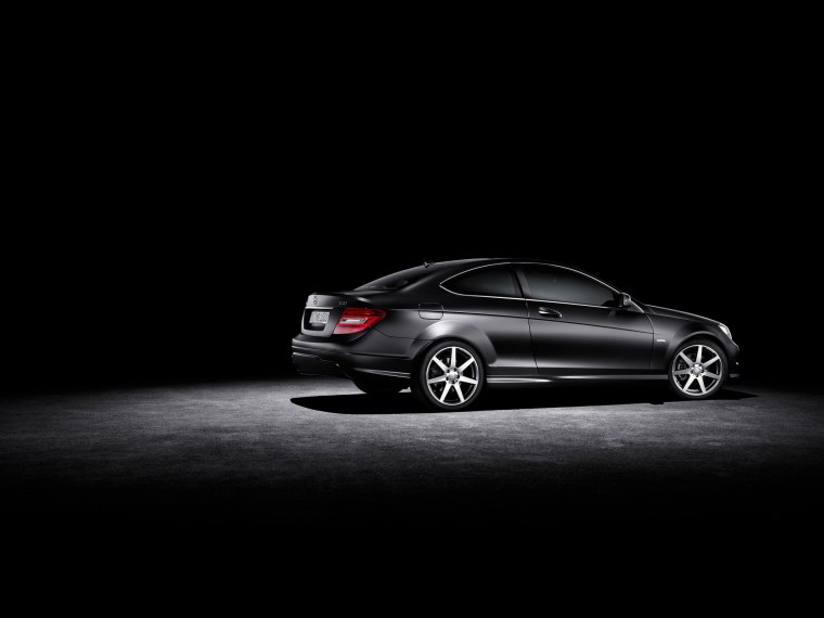 Автомобиль Мерседес на черном фоне