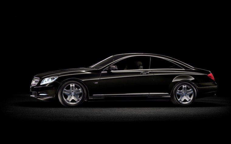 Силуэт машины на черном фоне