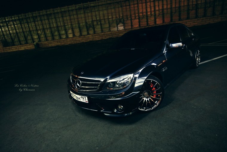 Фары Мерседес на черном фоне