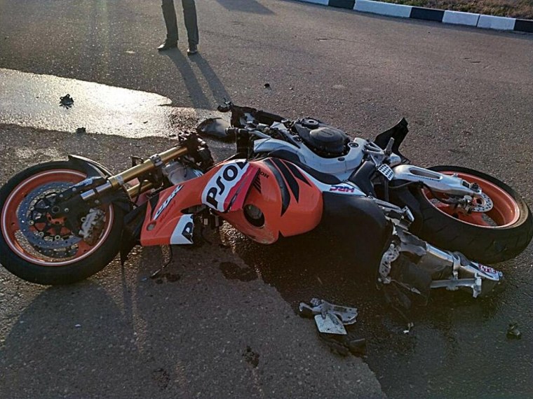 Разбитые мотоциклы ночью