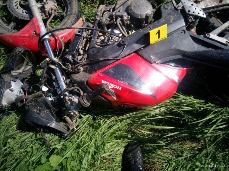 Разбитый мотоцикл Урал